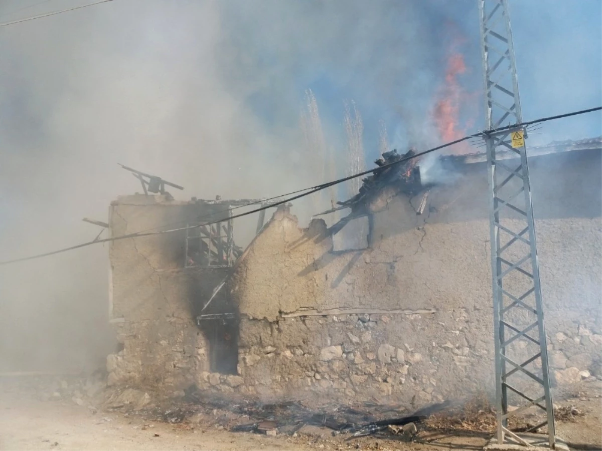Köy Evinde Korkutan Yangın