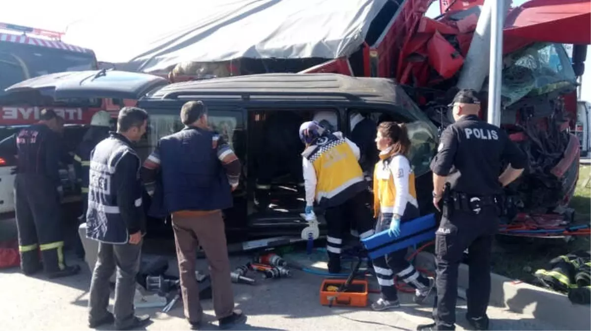 Küçükbaş Hayvan Taşıyan Kamyon ile Hafif Ticareti Araç Çarpıştı: 1 Ölü, 2 Yaralı