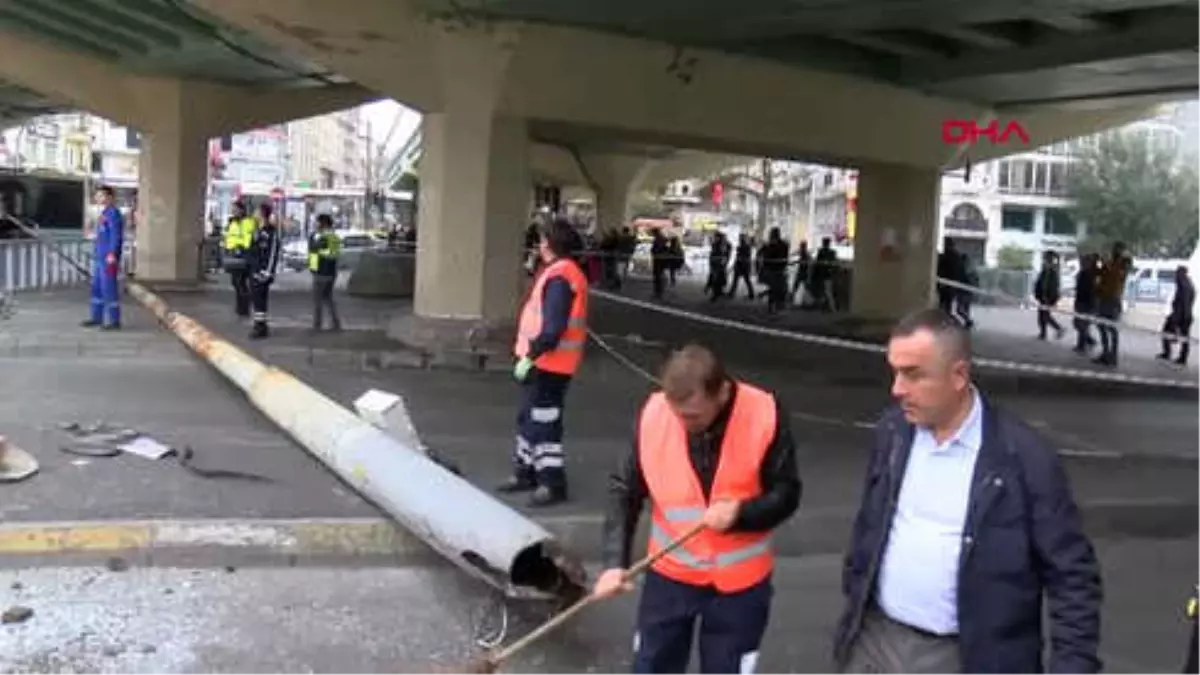 Otobüs Kaza Yaptı; Tramvay Seferleri Aksıyor