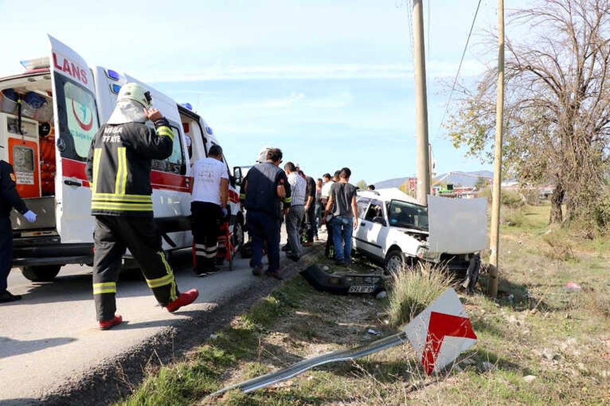 Otomobil Direğe Çarptı: 3 Yaralı