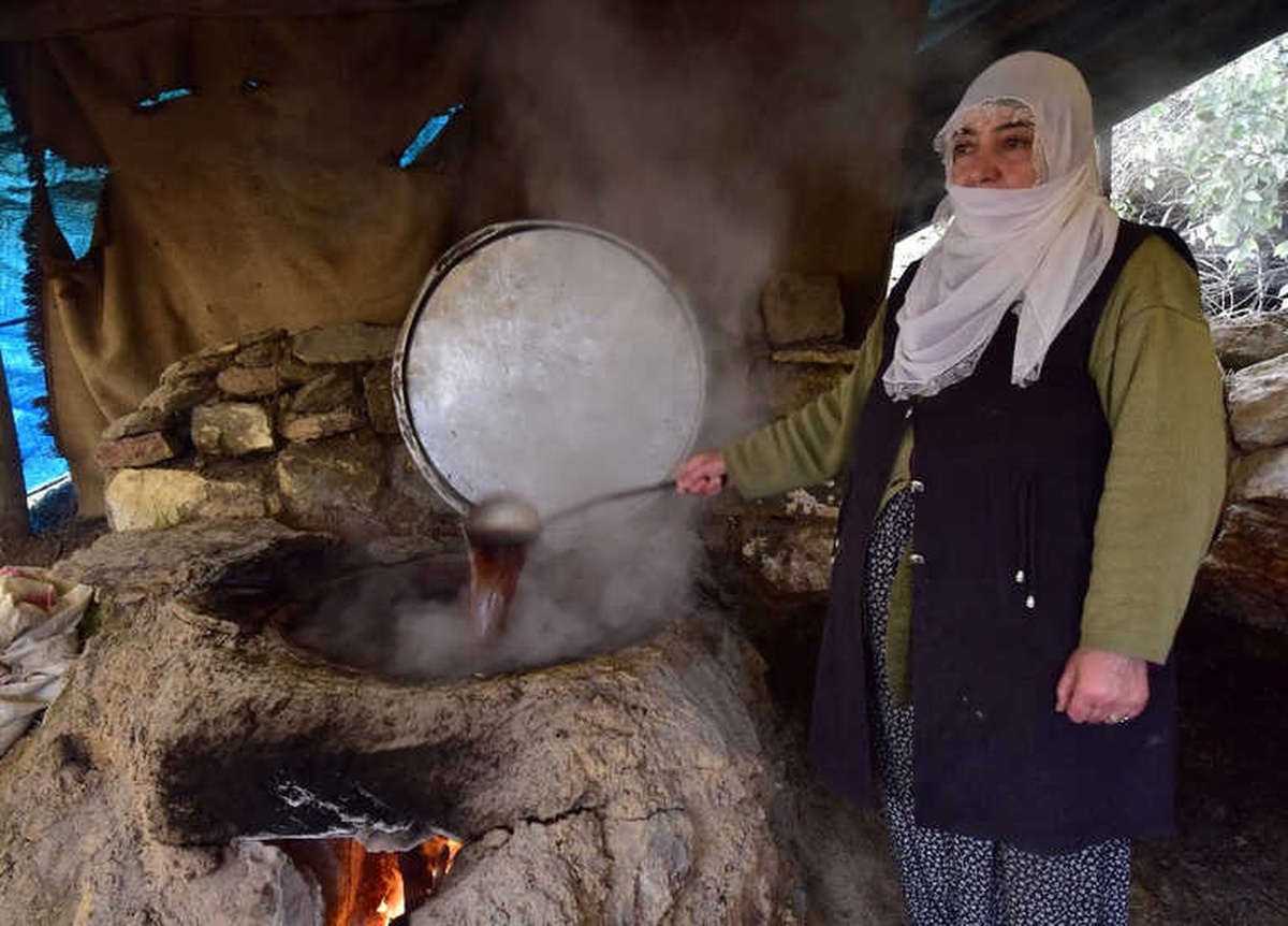 Hizan\'da Bir Asırlık Gelenekle Pekmez Yapılıyor