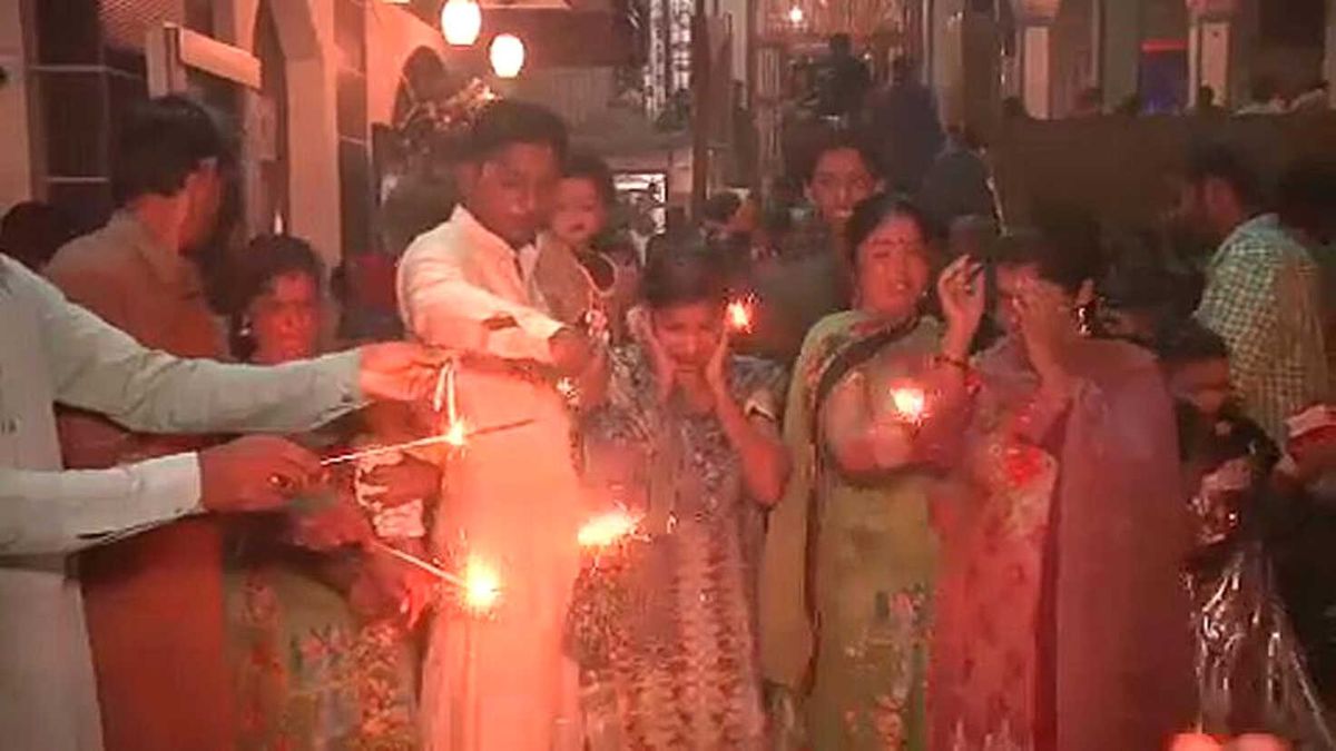 Pakistan\'daki Hindular Diwali Bayramını Kutluyor