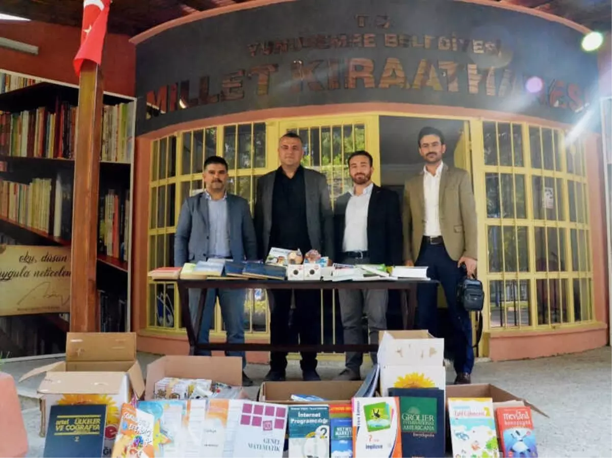 Yunusemre\'deki \'Millet Kıraathanesi\'ne Kitap Desteği