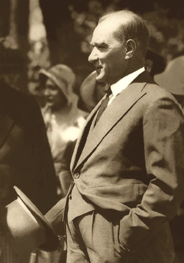 10 Kasım Atatürk'ü Anma Günü Şiirleri! İşte, 2, 4 ve 6 Kıtalık Kısa ve Uzun 10 Kasım Şiirleri