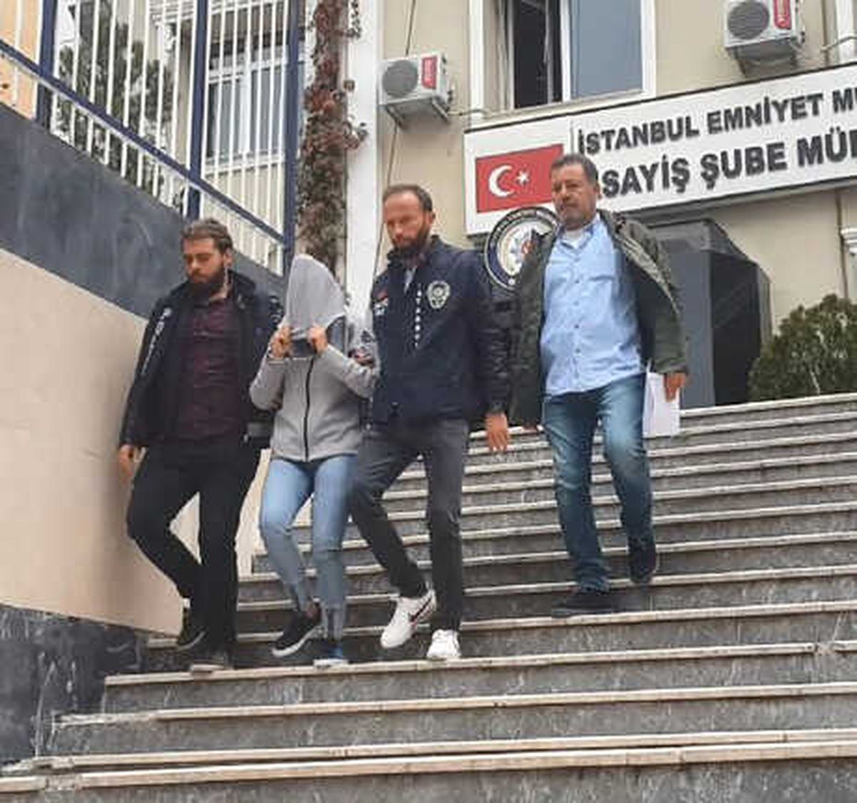 Alışveriş Arabasındaki Çantayı Çaldılar, Boşalttılar, Yerine Bıraktılar