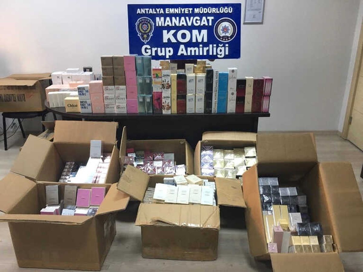 Antalya\'da Kaçak Parfüm Operasyonu