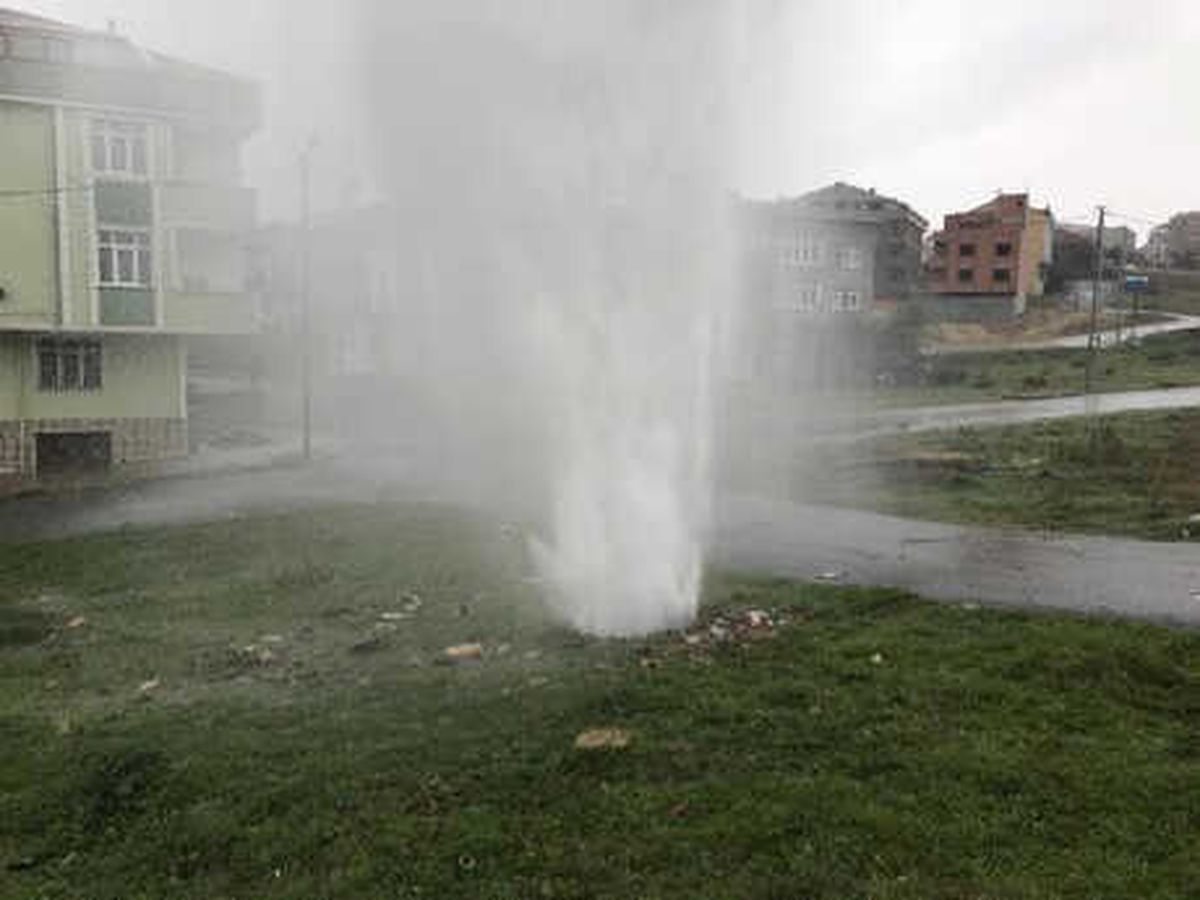 Arnavutköy\'de Patlayan Su Borusu Merakı