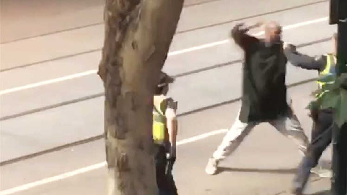 Avustralya\'da Bıçaklı Saldırı: Polisin Vurduğu Saldırgan Hastanede Öldü