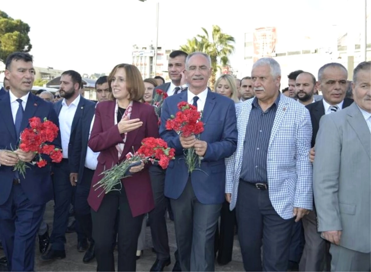 Aydın MHP\'den Karanfilli Seçim Yürüyüşü