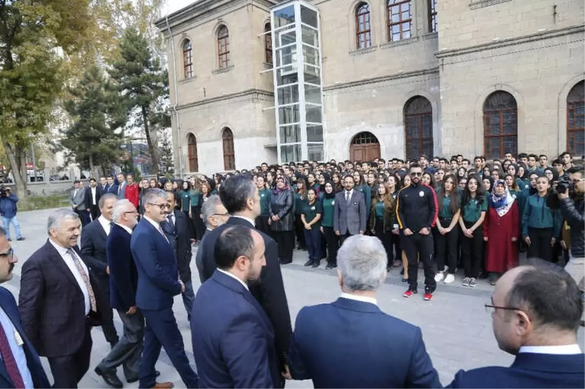 Bakan Selçuk Kayseri Lisesi Milli Mücadele Müzesini Ziyaret Etti