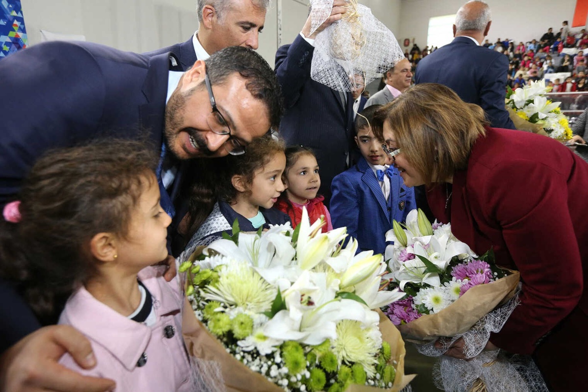 Büyükşehir, 6200 Öğrenciye Okul Kıyafeti Dağıttı