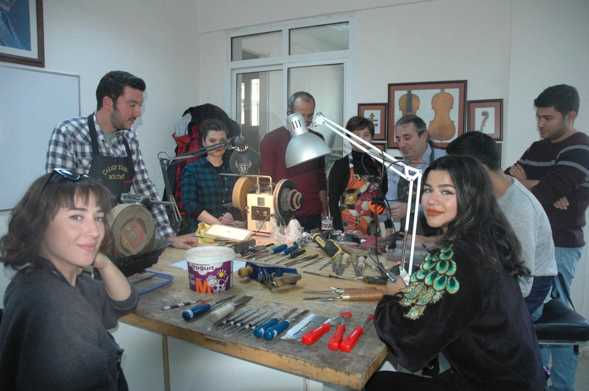 Çalgı Yapmayı Usta Ellerden Öğreniyorlar