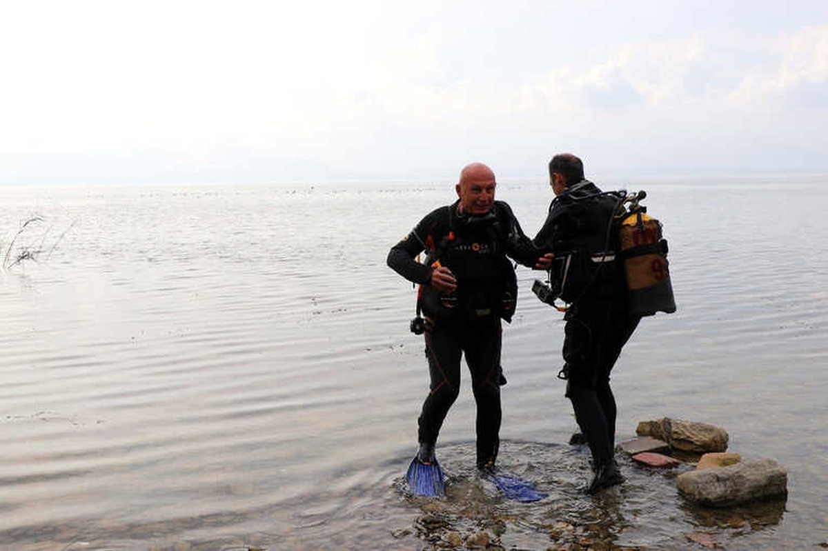 Eski Bakan Kirliliğe Dikkat Çekmek İçin Göle Dalış Yaptı