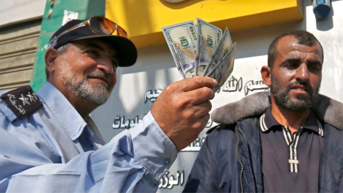 Gazze\'de Memurlar Katar\'ın Gönderdiği Parayla Aylar Sonra Maaş Aldı