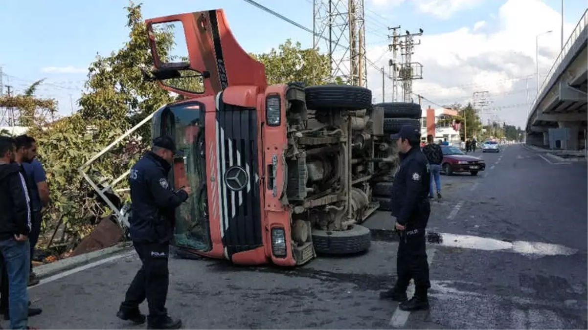 Hurda Yüklü Kamyon Devrildi, Faciadan Dönüldü