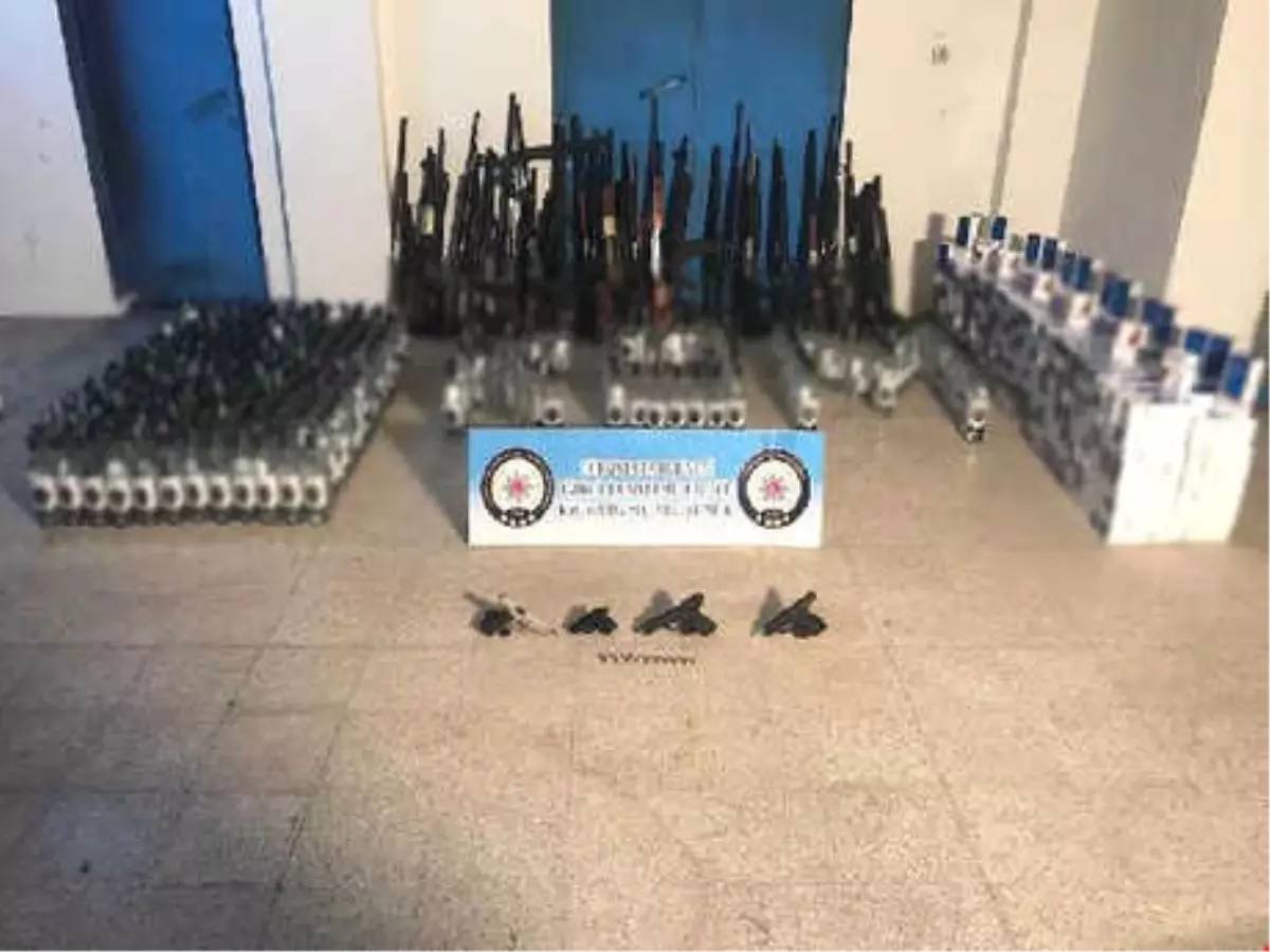 Iğdır\'da Kaçak Silah, İçki ve Sigara Ele Geçirildi