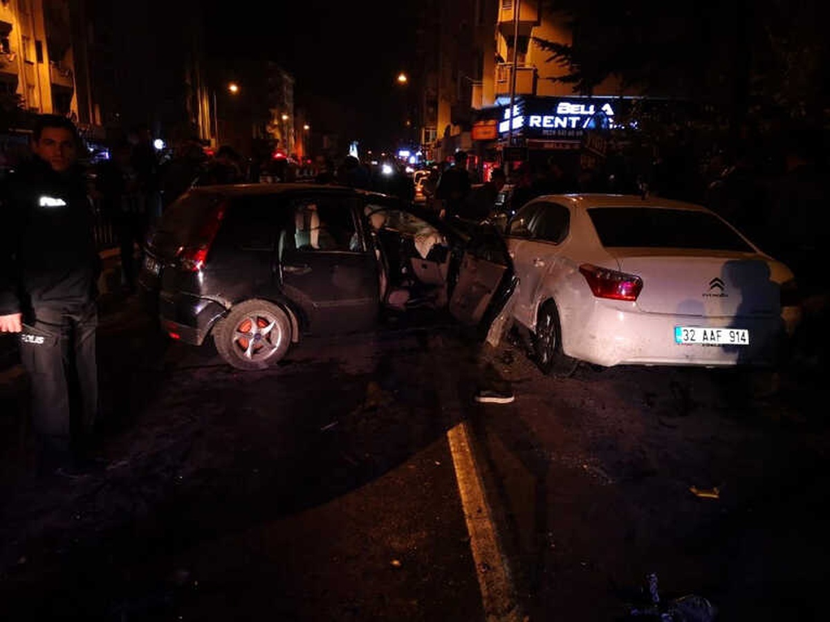 Kontrolden Çıkan Otomobil Dehşet Saçtı: 1\'i Ağır, 4 Yaralı
