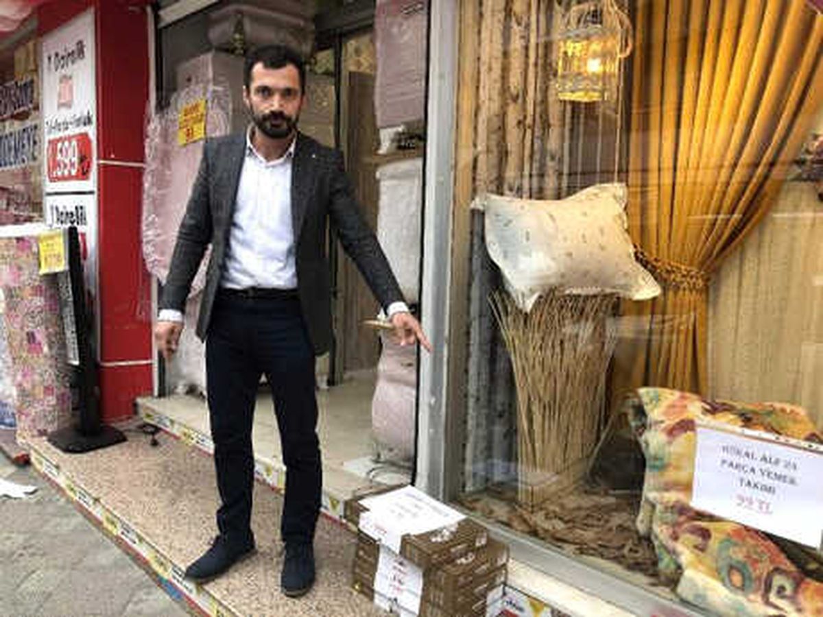Mağazanın Önündeki Ses Sistemini Çaldılar