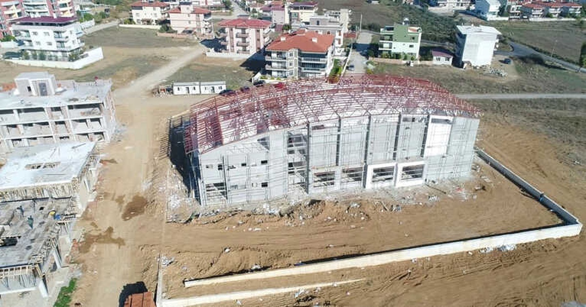 Menderes\'teki Gençlik Merkezi Yükseliyor