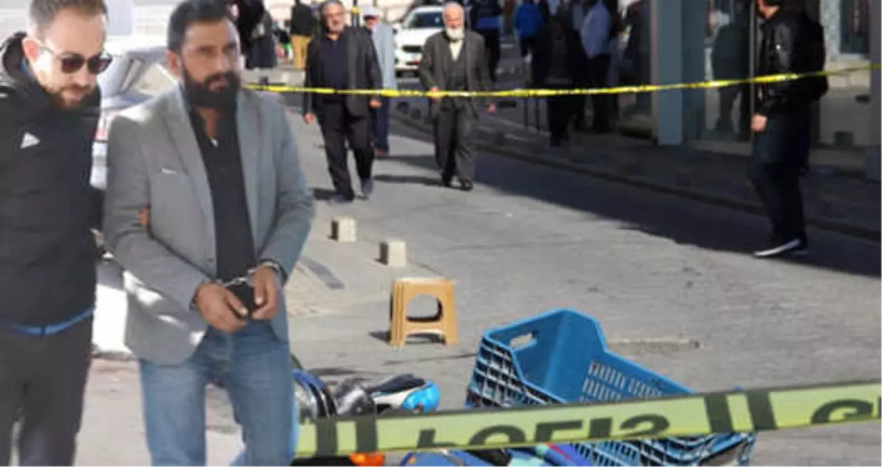 Muhtar, Parke Taşı Parası Vermeyen Baba ve Oğlunu Silahla Vurdu!