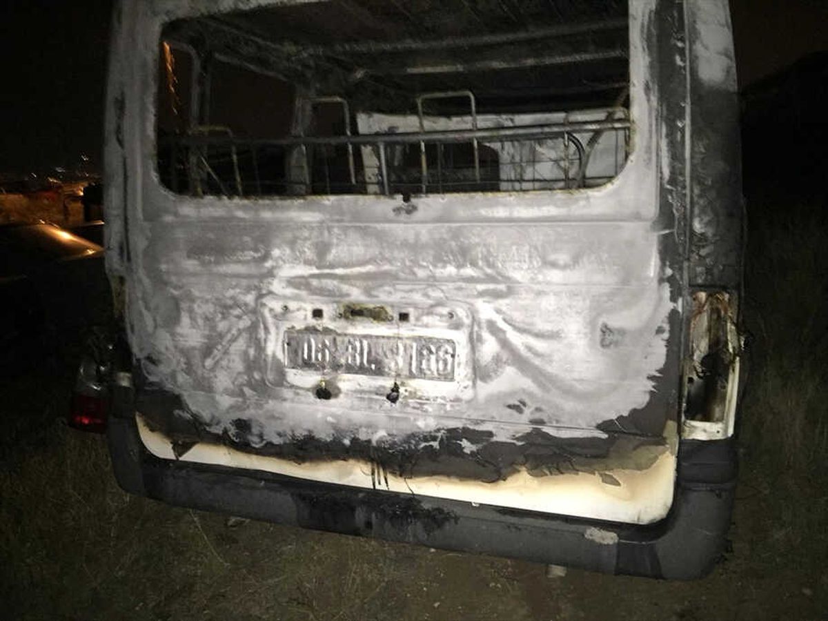 Öğrenci Servisi ile Çarpışan Minibüs Alev Aldı: 4 Yaralı