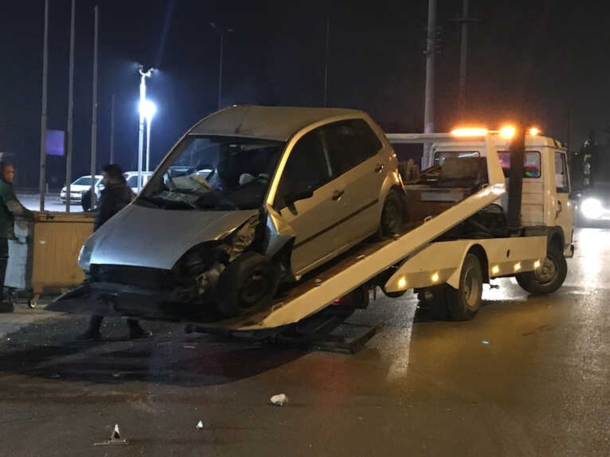 Otomobil Aydınlatma Direğine Çarptı: 3 Yaralı