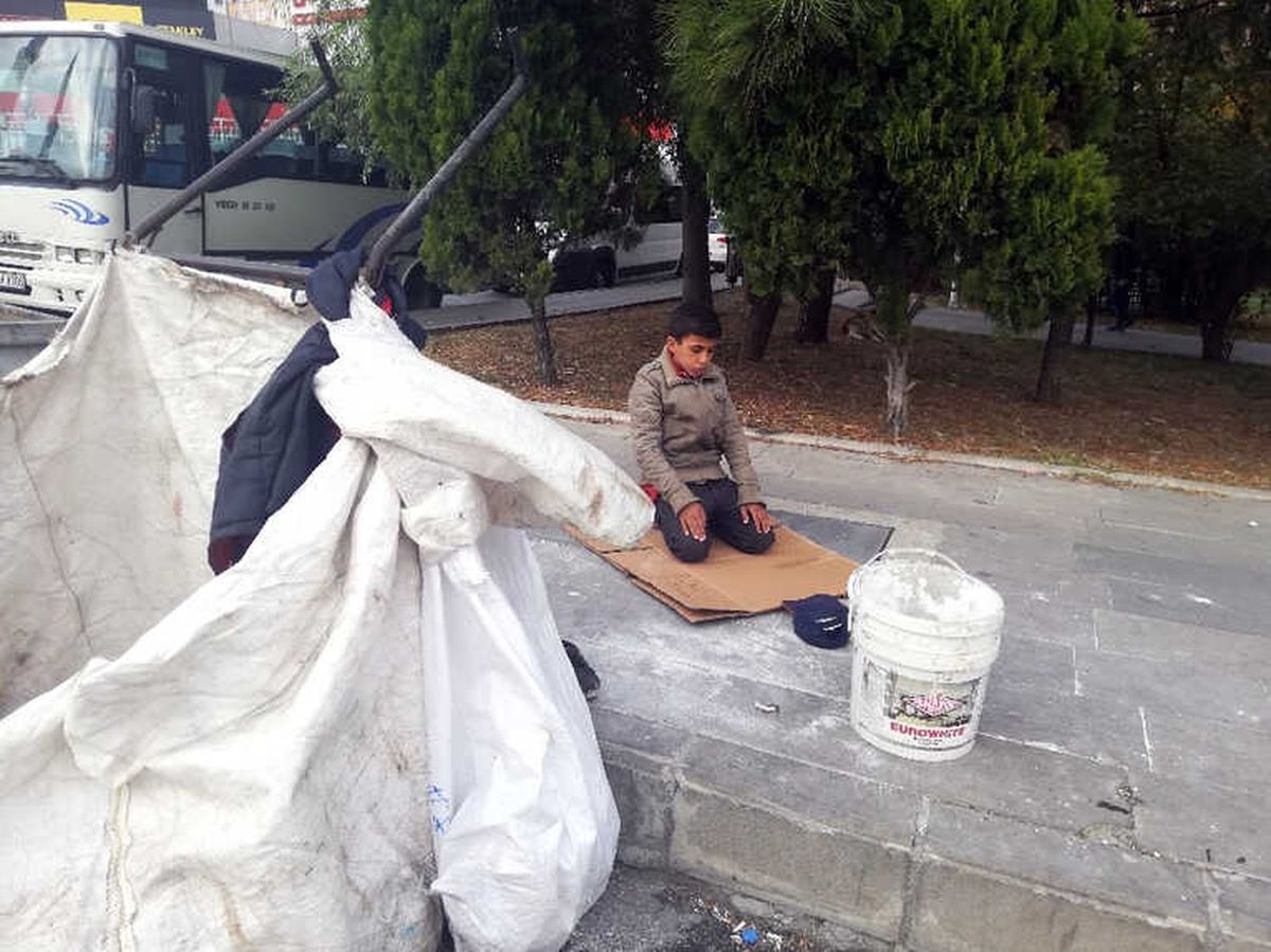 Kağıt Toplayan Suriyeli Çocuğun Sokakta Namaz Kıldığı Görüntüler Duygulandırdı