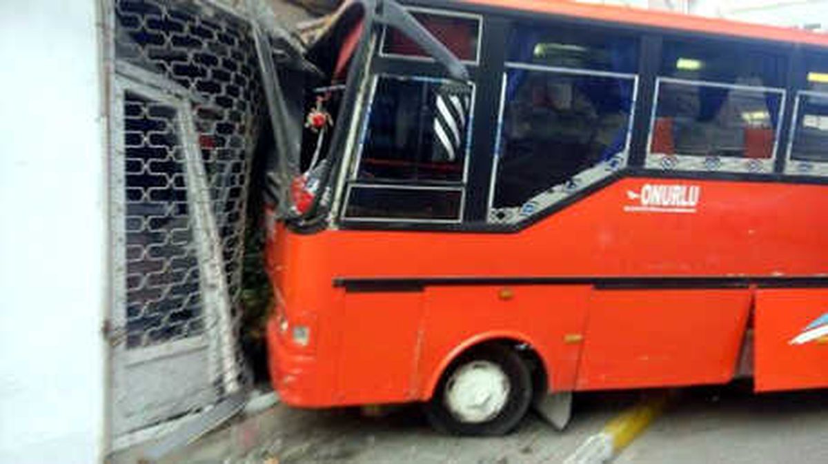 Servis Midibüsü İş Yerine Çarptı: 3 Yaralı
