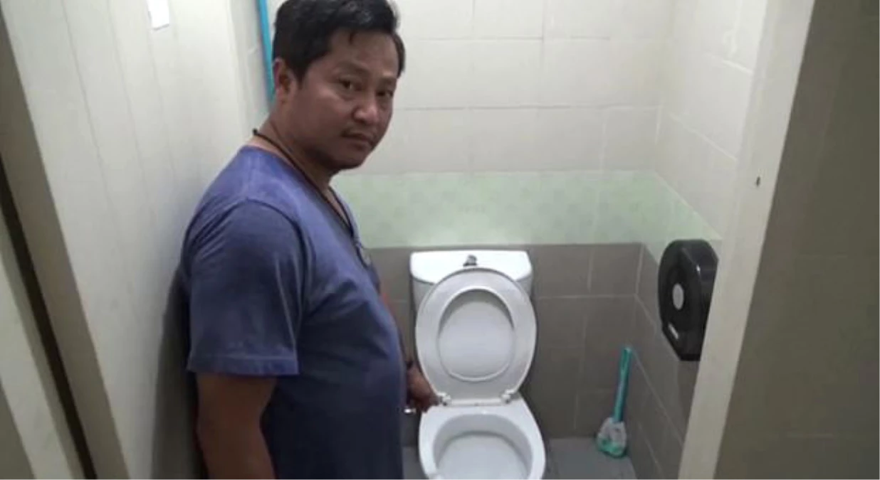 Tayland\'da 3 Metrelik Piton Tuvalette Saklandığı Evin Sahibini Cinsel Organından Isırdı