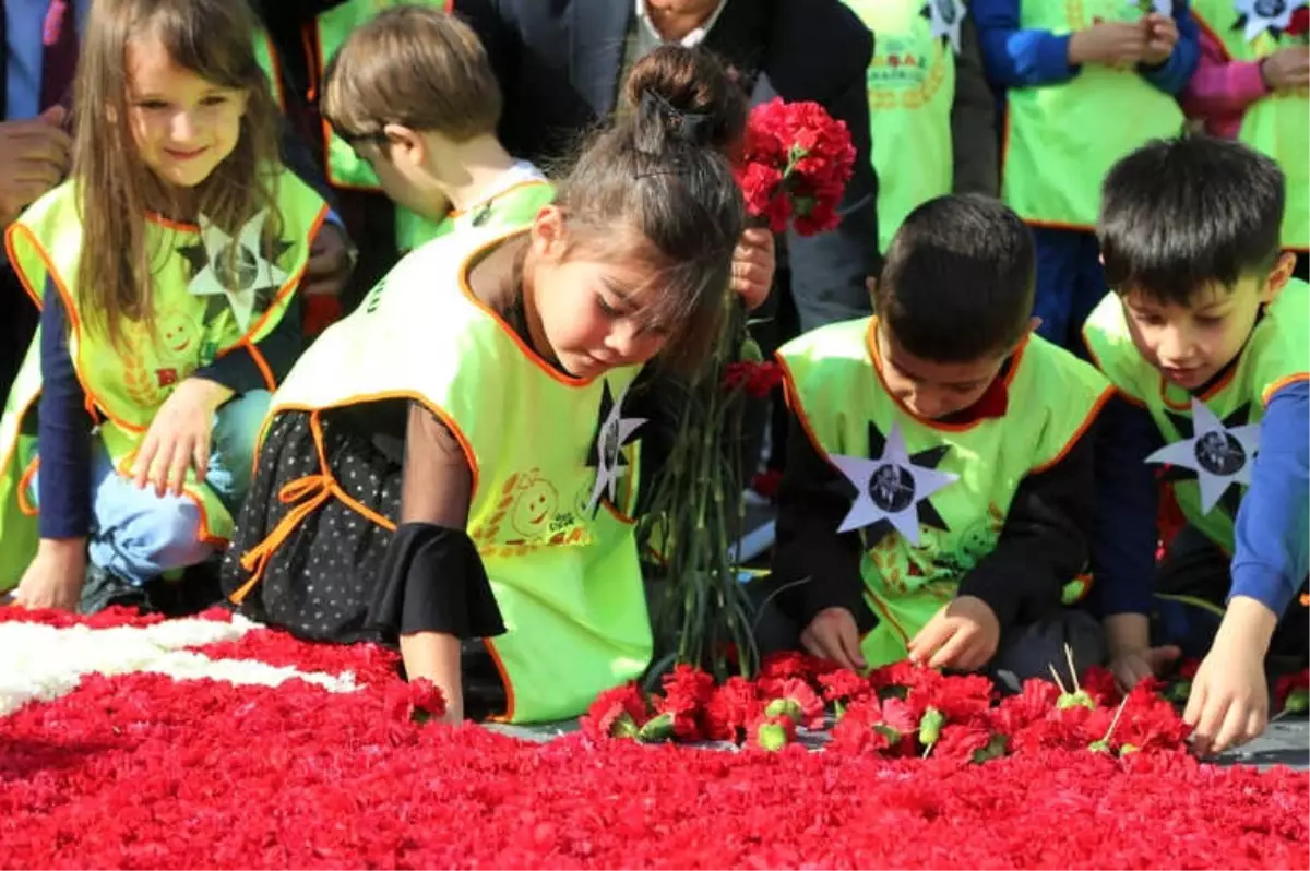 Uşak\'ta 80 Bin Karanfille Türk Bayrağı ve Atatürk Silueti