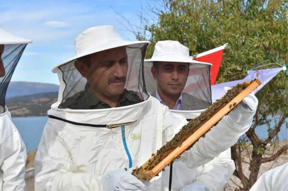 Vali, Arıcı Kıyafeti Giydi, Arılı Kovanları Genç Çiftçilere Verdi