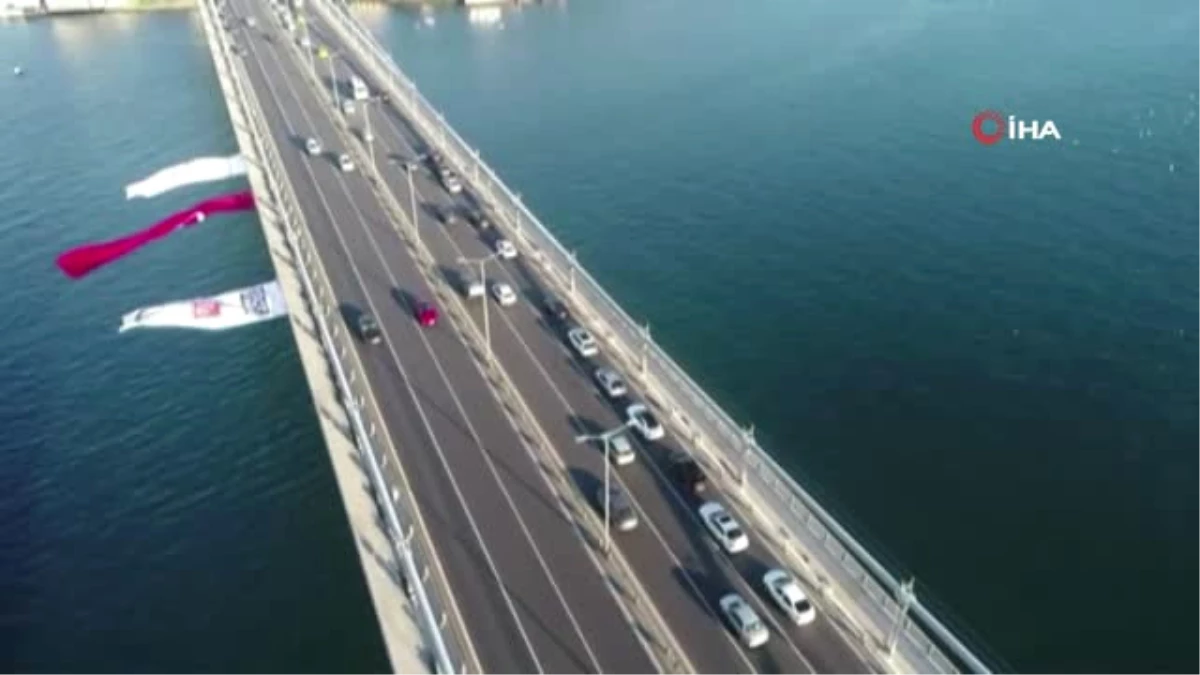 15 Temmuz Şehitler Köprüsü\'nde 9\'u 5 Geçe Ata\'ya Saygı Duruşu Havadan Görüntülendi