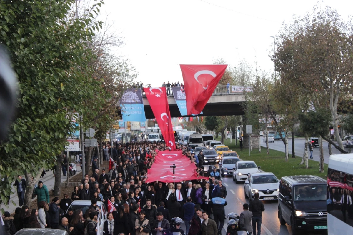 300 Metrelik Türk Bayrağıyla Dolmabahçe\'ye Yürüdüler