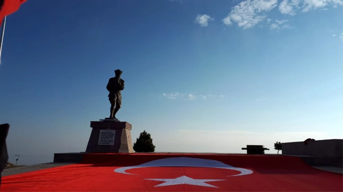 Akut, Kocatepe\'de Metrelerce Uzunlukta Türk Bayrağı Açarak Atatürk\'ü Andı