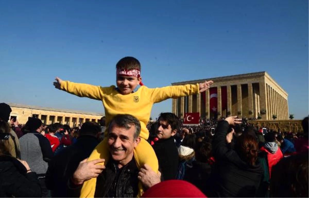 Anıtkabir\'e Resmi Törenin Ardından Ziyaretçi Akını