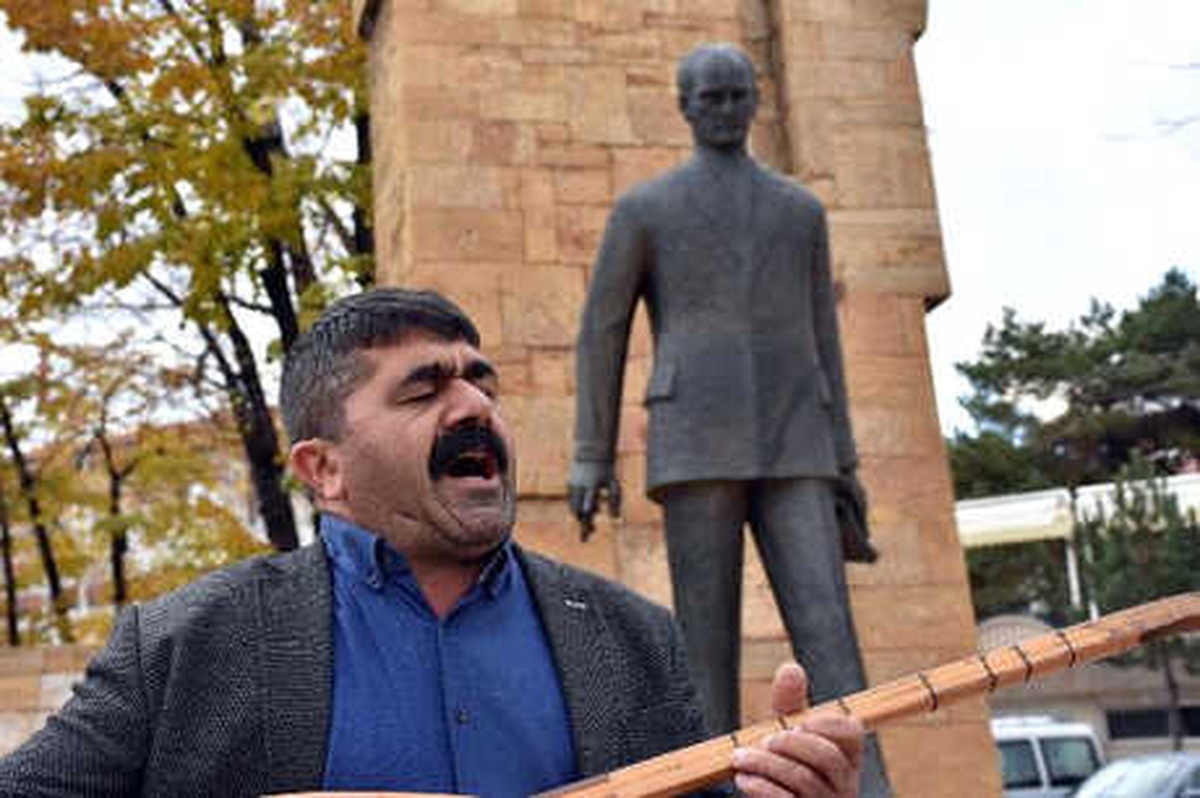 Aşık Veysel\'in Atatürk\'e Yazdığı Ağıtı Tarihi Bağlamasıyla Okudu