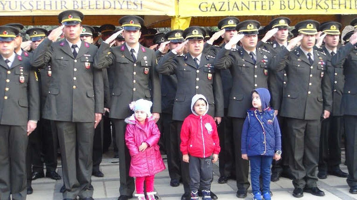 Asker Babaları Selam Durdu, Çocukları Esas Duruşu Bozmadı