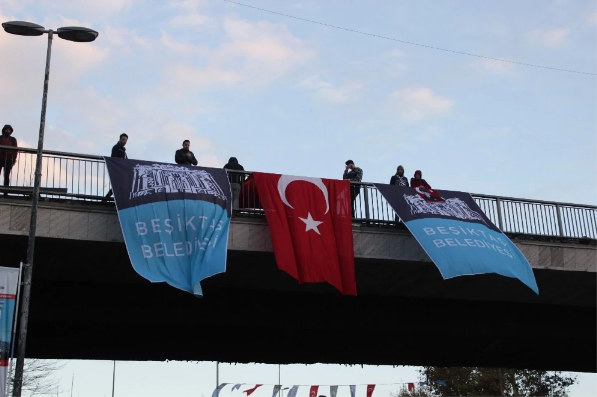 Beşiktaş\'ta 300 Metrelik Dev Türk Bayrağıyla Binler Dolmabahçe\'ye Yürüdü