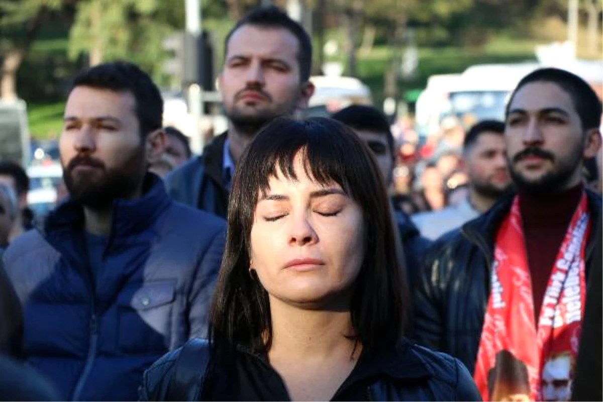 Beşiktaş\'tan Dolmabahçe\'ye Ata\'ya Saygı Yürüyüşü