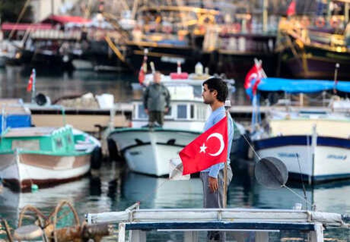 Denizde, Karada, Otobüste Ata\'ya Saygı Duruşu