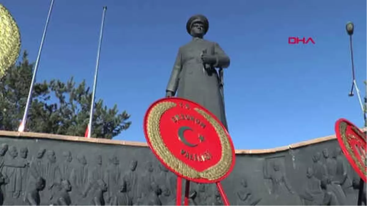 Erzurum İşaret Diliyle 10\'uncu Yıl Marşı\'nı Okuyup, Zeka Küpleriyle Atatürk\'ü Çizdiler