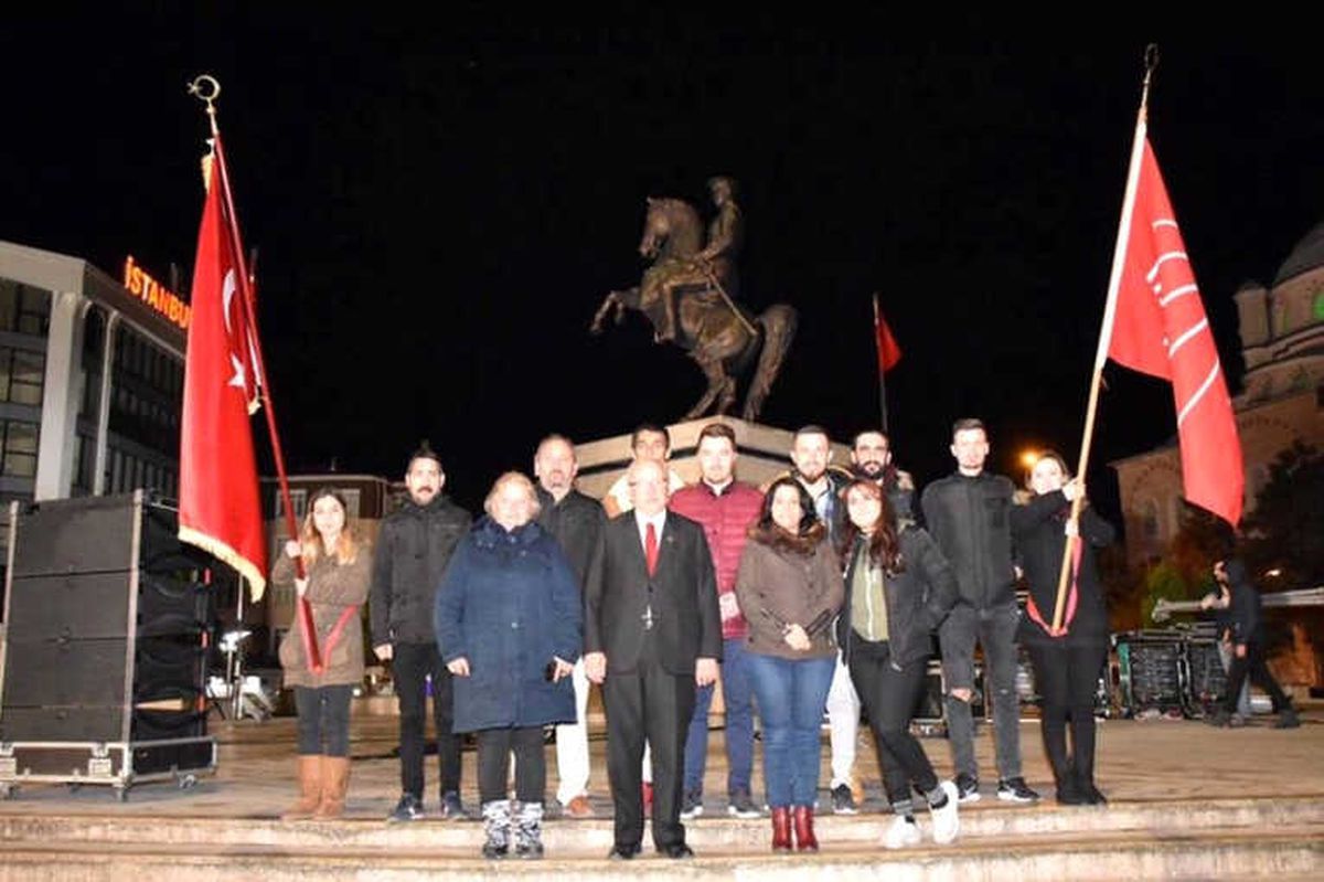Geceden Sabah 09.05\'e Kadar \'Ata\'ya Saygı\' Nöbeti Tuttular