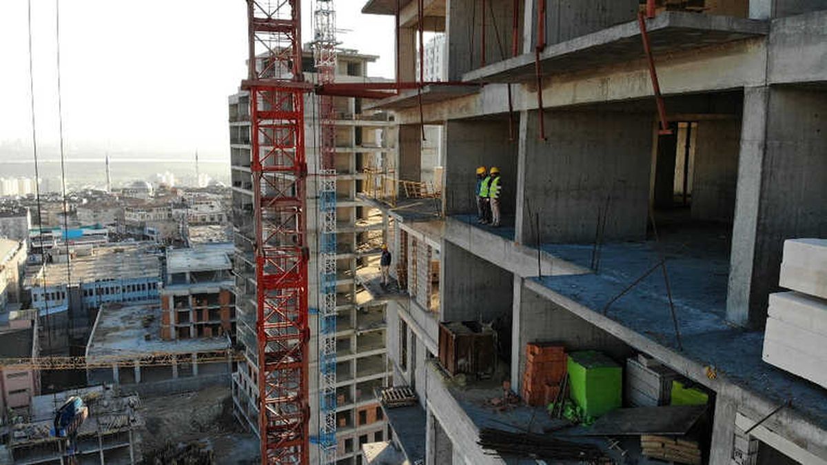 İşçilerin Metrelerce Yüksekteki Saygı Duruşu