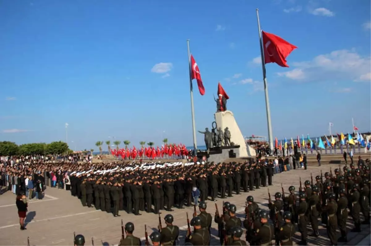 İskenderun\'da Ata\'ya Saygı