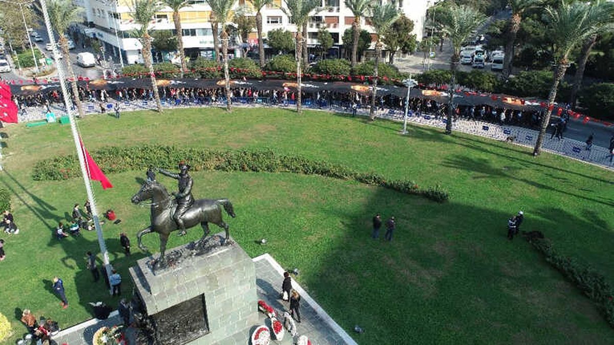 İzmir\'de Binler \'Ata\'ya Saygı Yürüyüşü\'nde
