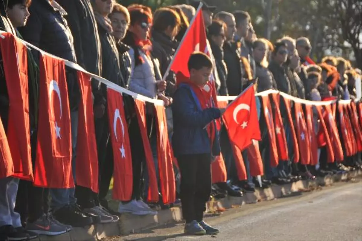 Kadıköy\'de Binlerce Kişilik \'Ata\'ya Saygı Zinciri\'