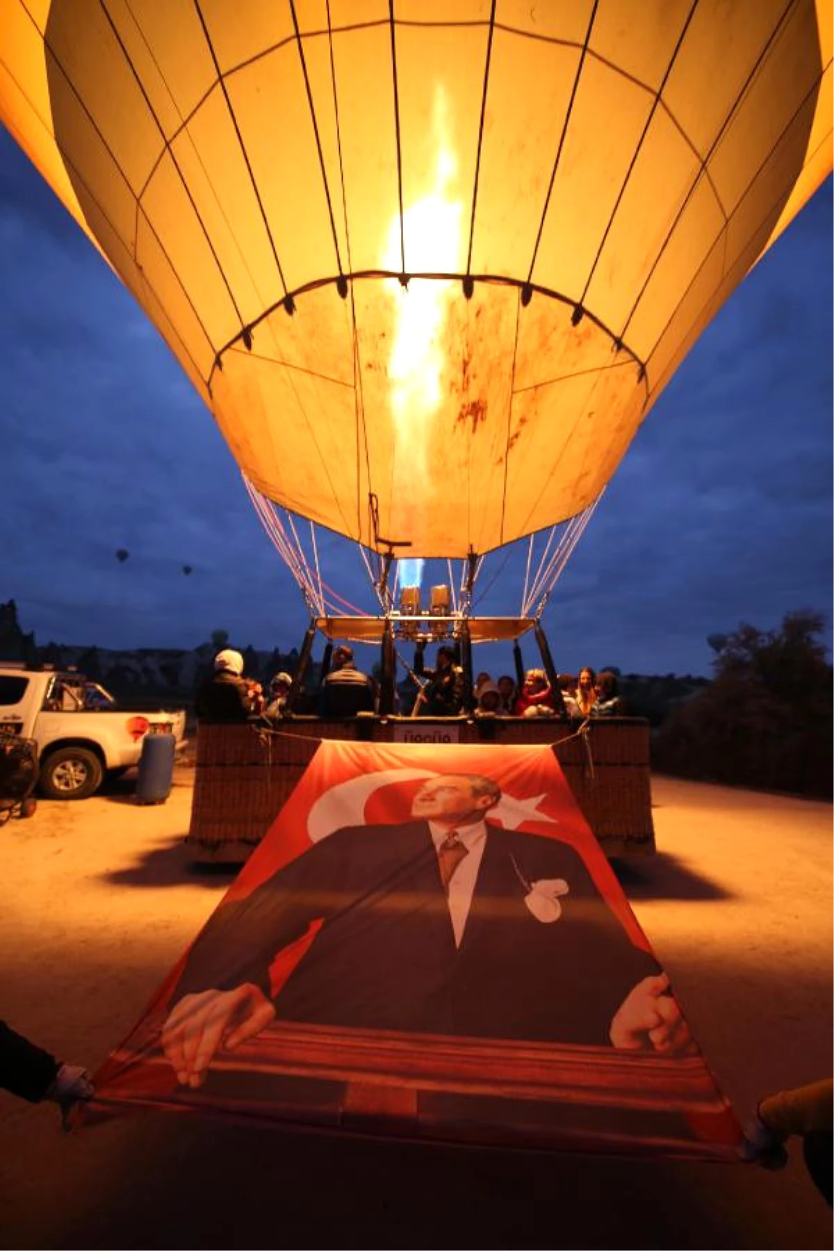 Kapadokya\'da Balonlar Atatürk Posterleriyle Havalandı
