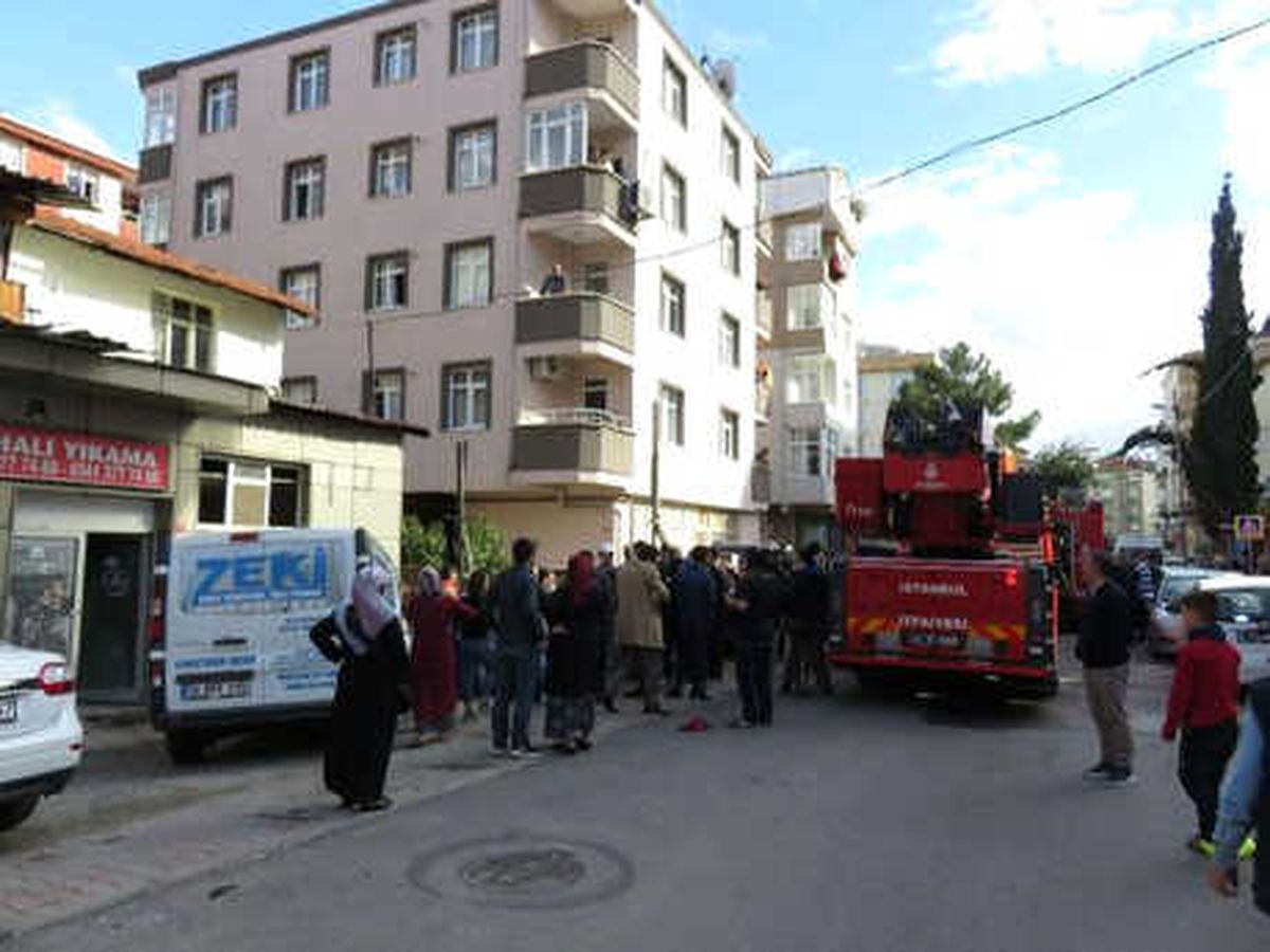 Kartal\'da Yangın; Baba ve Çocuklarını İtfaiye Kurtardı