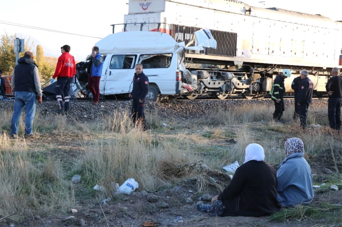 Kayseri\'de Hemzemin Geçitte Karı ve Kocanın Hayatını Kaybettiği Tren Kazası Kamerada