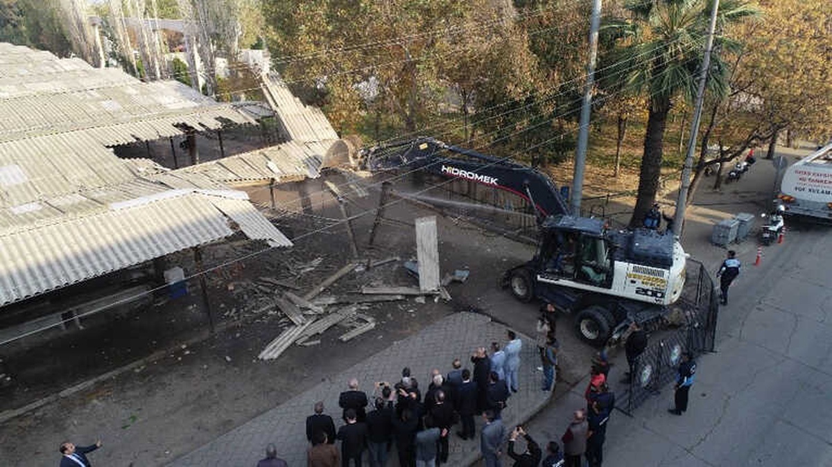 Manisa\'da 34 Yıllık Eski Pazar Yeri Yıkıldı